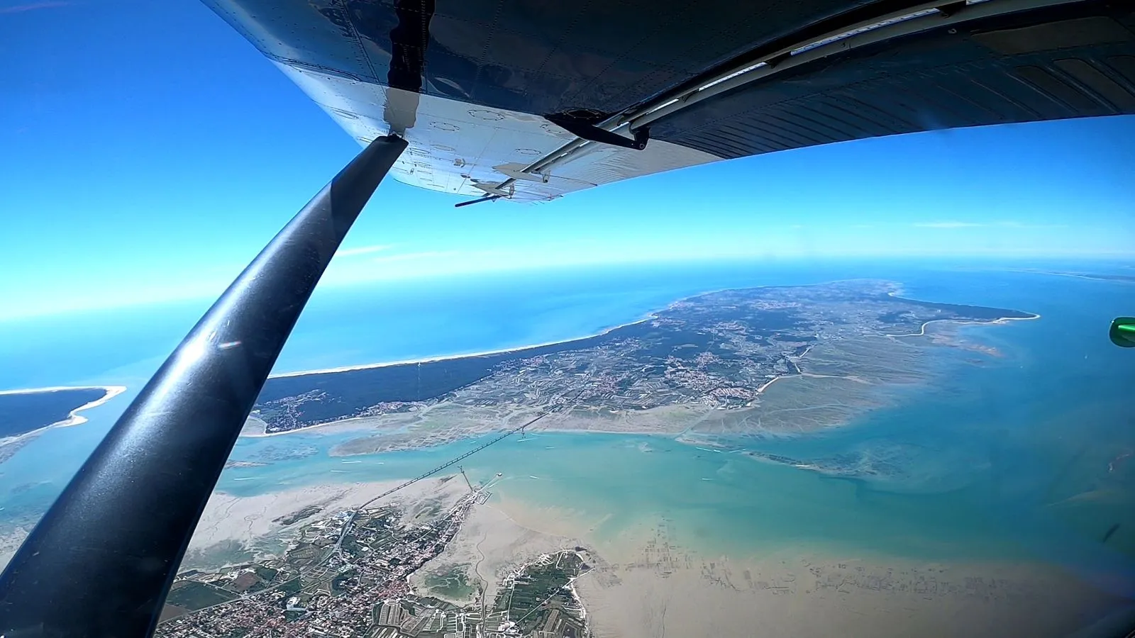 Vue aérienne de la côte atlantique depuis un saut en parachute près de La Rochelle